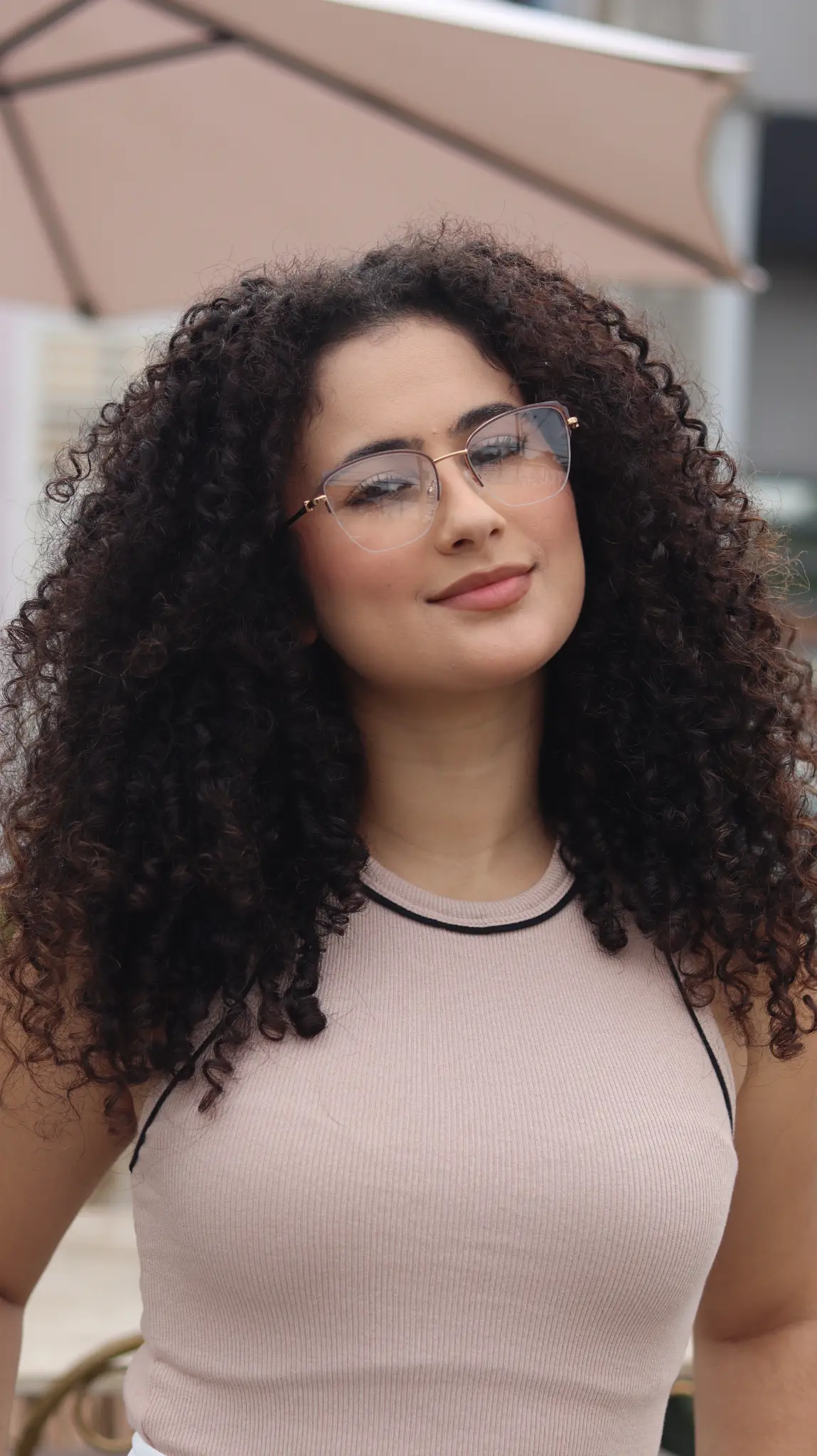 Mulher com óculos de grau