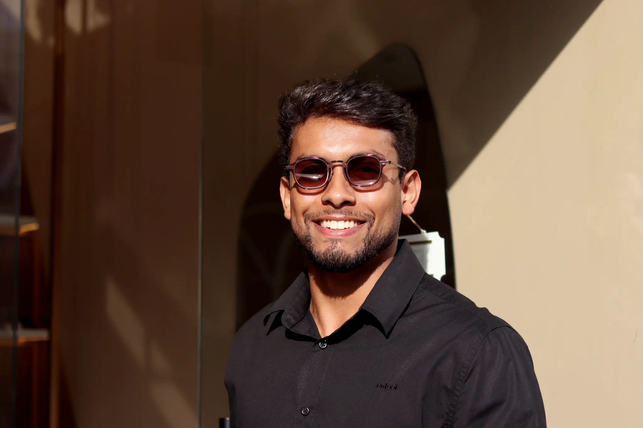 Homem com óculos de sol